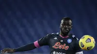 5. Kalidou Koulibaly (Napoli) - Penampilan apiknya dalam menjaga benteng pertahanan membuat Kalidou Koulibaly menjadi bek tangguh yang dimiliki Napoli saat ini. (AFP/Filippo Monteforte)