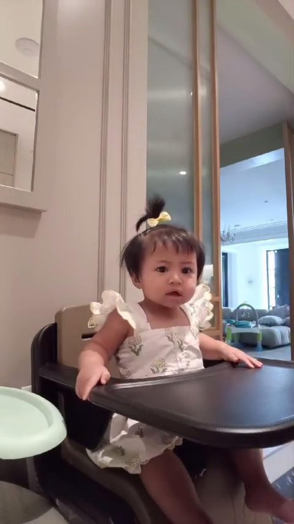 Momen Lily Anak Nagita Slavina Dan Raffi Ahmad Mau Sarapan, Nyeloteh Sambil Mainin Sumpit