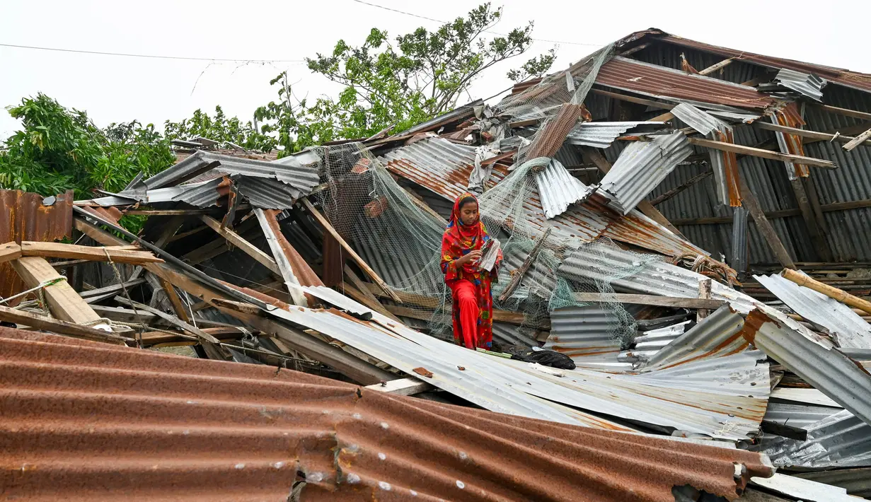 Topan Remal juga menimbulkan banjir dan merusak sejumlah bangunan. (Munir Uz Zaman/AFP)