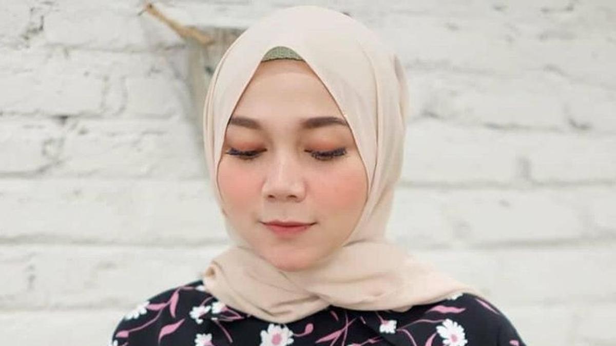 Inspirasi 6 Model Kemeja Wanita Motif Bunga Lengan Panjang untuk Hijabers Usia Dewasa, Tampil Anggun dan Segar