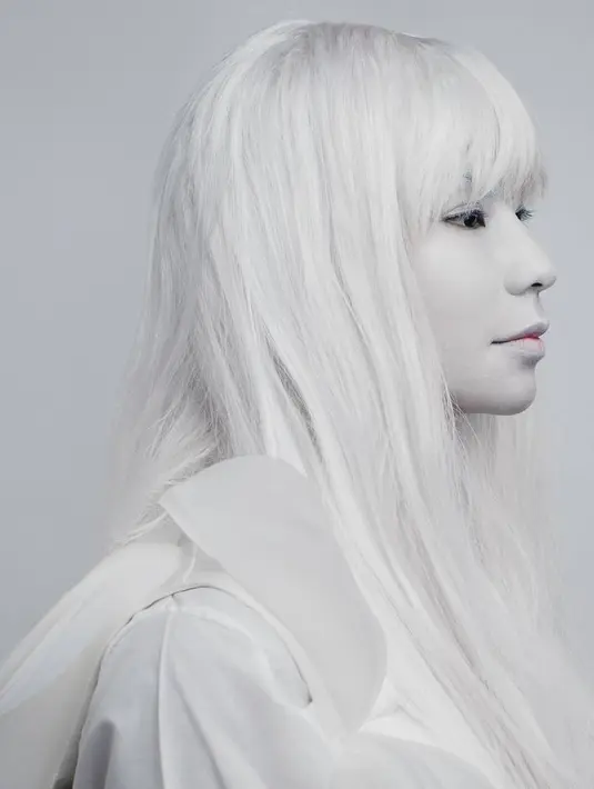 Dengan rambutnya yang berwarna putih nan panjangnya ini, julukannya sebagai ratu horror ini cocok banget diberikan untuk Shareefa Daanish.  (Instagram/shareefadaanish)