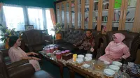 Calon Gubernur Kalimantan Barat (Kalbar) nomor urut dua, Karolin Margret Natasa mengunjungi kediaman pesaingnya Sutarmidji di Pilkada Kalbar di momen Hari Raya Idul Fitri. (Istimewa)