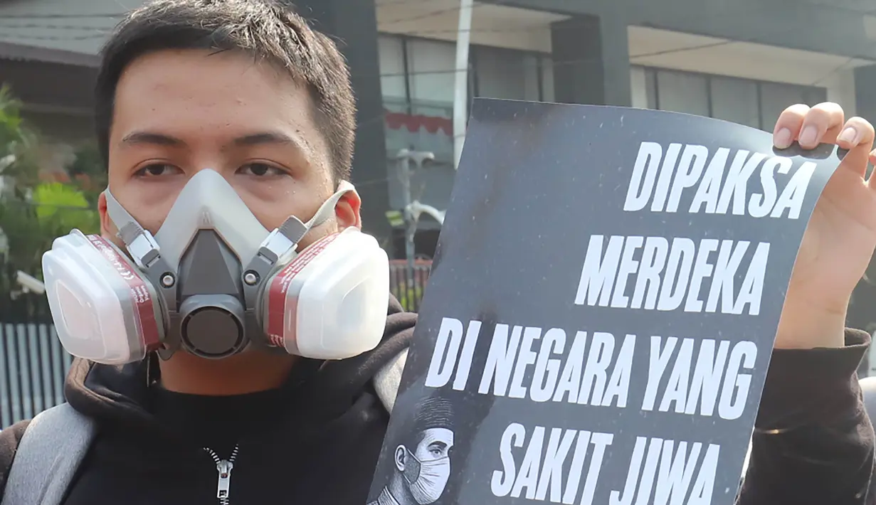 Aktivis lingkungan Wahana Lingkungan Hidup Indonesia (Walhi) berunjuk rasa terkait kebakaran hutan dan lahan (karhutla) di kawasan Tosari, Jakarta, Jumat . 14 Agustus 2026/ (KLY/ Arie Basuki)