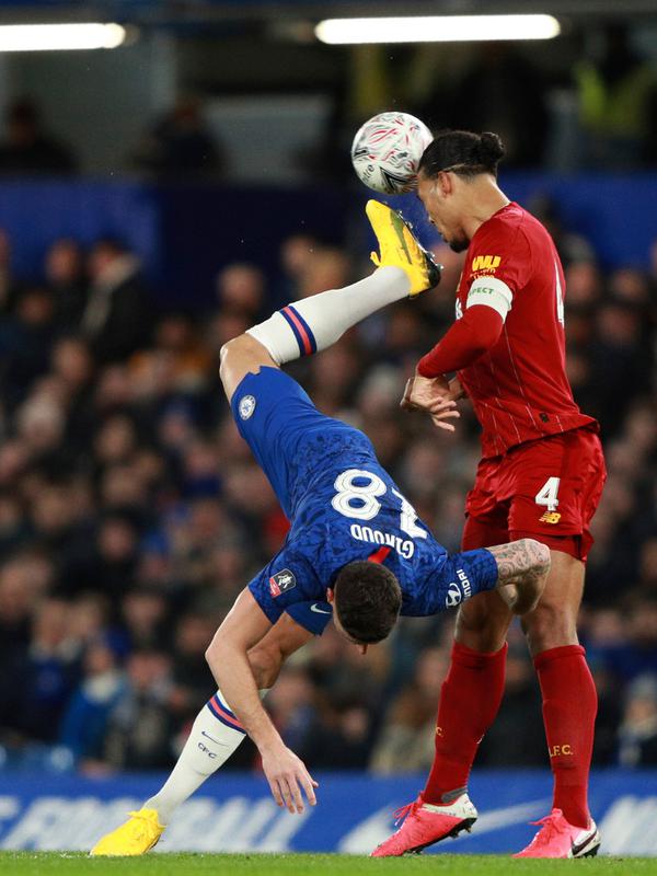 Bek Liverpool, Virgil Van Dijk berebut bola dengan penyerang Chelsea, Olivier Giroud pada laga putaran lima Piala FA di Stamford Bridge, London, Selasa (3/3/2020). Chelsea mengemas kemenangan telak 2-0 atas tamunya Liverpool. (AP/Ian Walton)