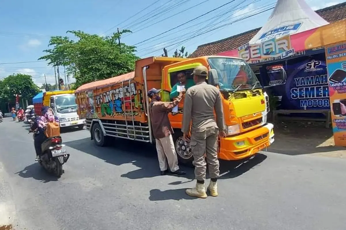 Operasi Pemeriksaan  Surat Keterangan Asal Barang (SKAB)  Truk penambang pasir di Kabupaten Lumajang (Istimewa)
