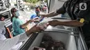 Warga membeli daging yang dijual dalam program Food Truck Daging Goes to Kelurahan di kantor Kelurahan Pisangan Baru, Jakarta, Rabu (17/2/2021).  Layanan Food Truck Daging Goes to Kelurahan guna memudahkan masyarakat membeli daging berkualitas dengan harga kompetitif. (merdeka.com/Iqbal S. Nugroho)