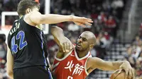 Chris Paul saat beraksi untuk Houston Rockets saat melawan Dallas Mavericks (AP Photo/Eric Christian Smith)