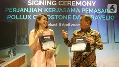 (Ki-Ka) VP of Business Development Travelio Felicia Gautama dan Direktur Utama Pollux Chadstone Yanto Zefania berbincang usai penandatanganan Perjanjian Kerja Sama (PKS) Jasa Pemasaran Penyewaan Apartemen di Cikarang, Bekasi (6/4/2022). (Liputan6.com/HO/Agus)