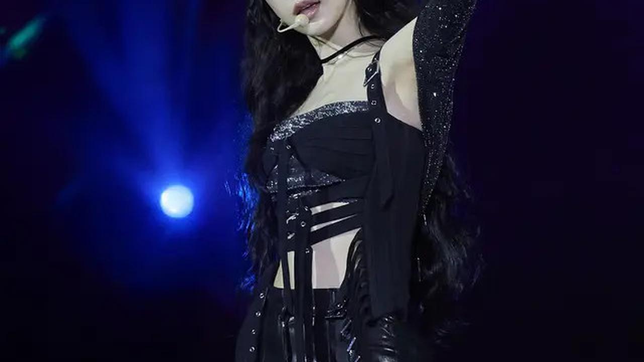 6 Potret Kostum Panggung Taeyeon di Konser The Tense di Jakarta, Menawan dalam Beragam Konsep