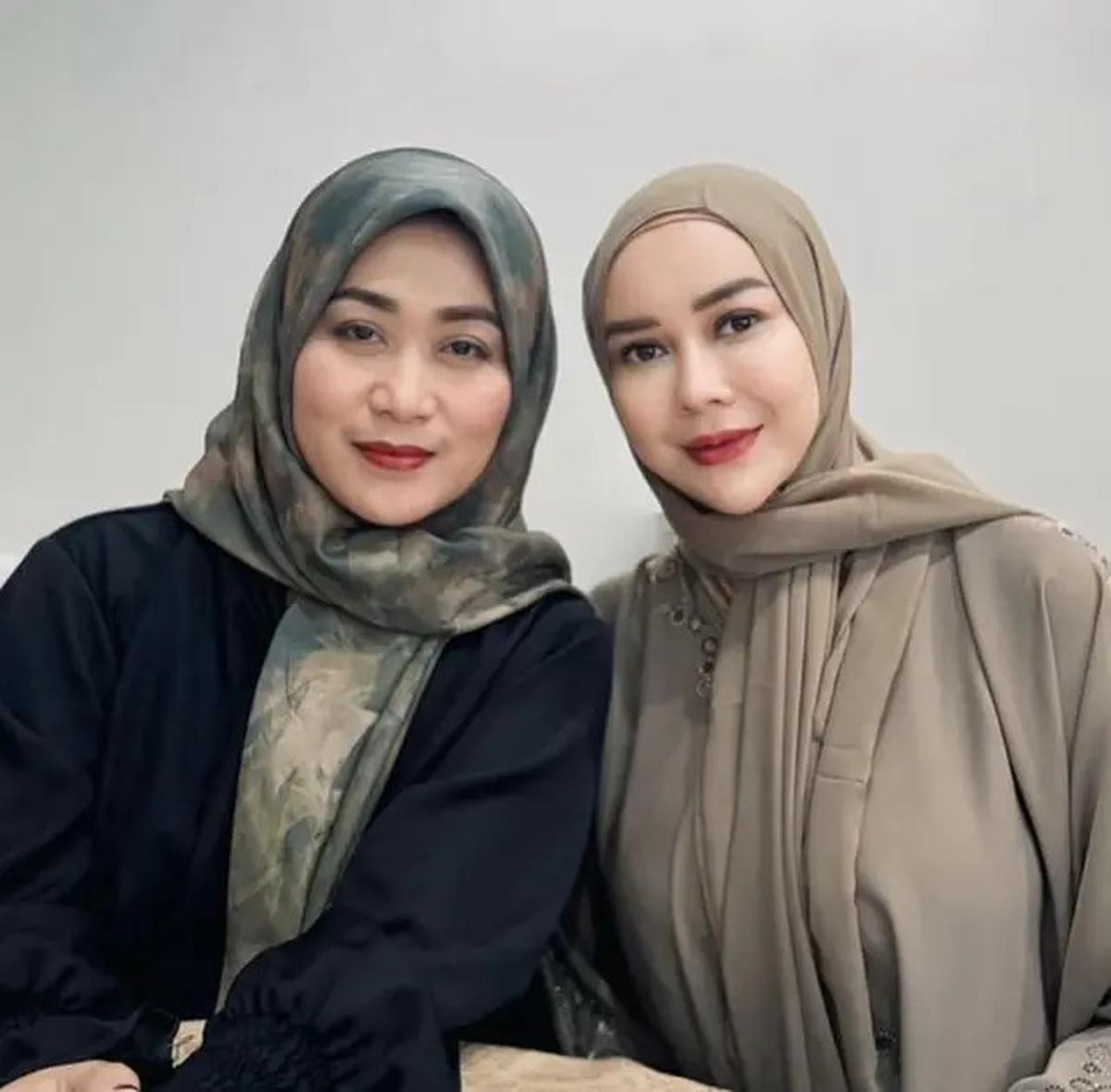 Gaya Aura Kasih Padukan Gamis dengan Tas dan Sandal Hermes saat Hadir Kajian