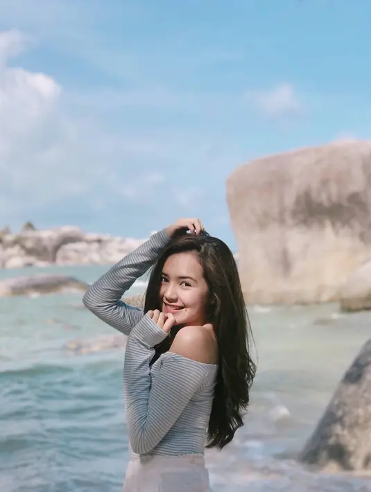 Sebagai selebriti, Beby Tsabina kerap unggah momen liburannya di Instagram. Baik saat ke luar negeri maupun ke pantai-pantai yang Indah di Indonesia. Dalam liburannya, ia pun tak lupa unggah momen serunya yang curi perhatian. (Liputan6.com/IG/@bebytsabina)