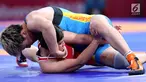 Pegulat putri Indonesia, Ridwan Ridha Wahyadaniyaty bertarung melawan Medet Kyzy Aiperi dari Kirgizstan pada kelas putri 76 Kg di JCC Senayan, Selasa (21/8). Pada perdelapan final, Ridha kalah atas lawanya dengan skor 0-12. (Liputan6.com/Fery Pradolo)