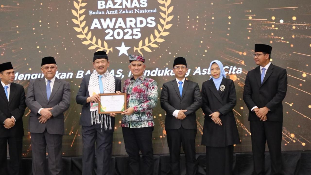 Dukung Gerakan Zakat, Wali Kota Tarakan Terima Anugerah BAZNAS Awards 2025
