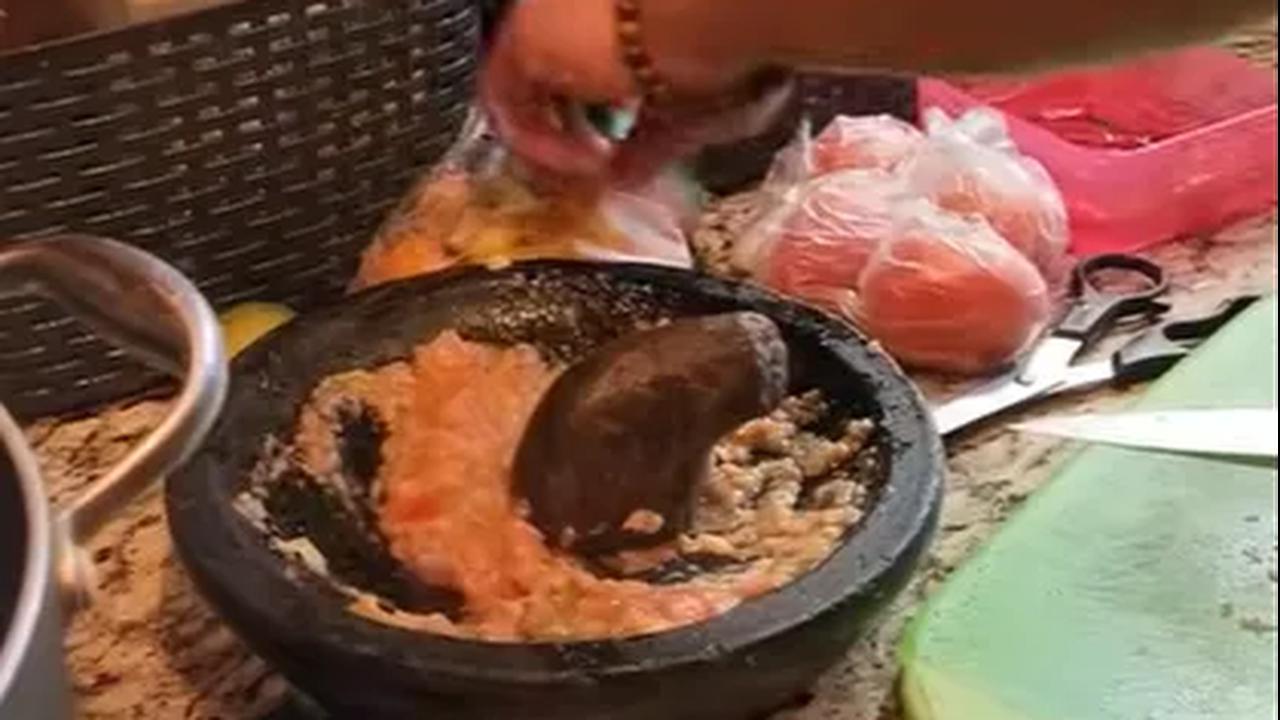 <b>Ngulek Sambal Sendiri, 'Gak Ada Sambal Gak Bisa Makan'</b>