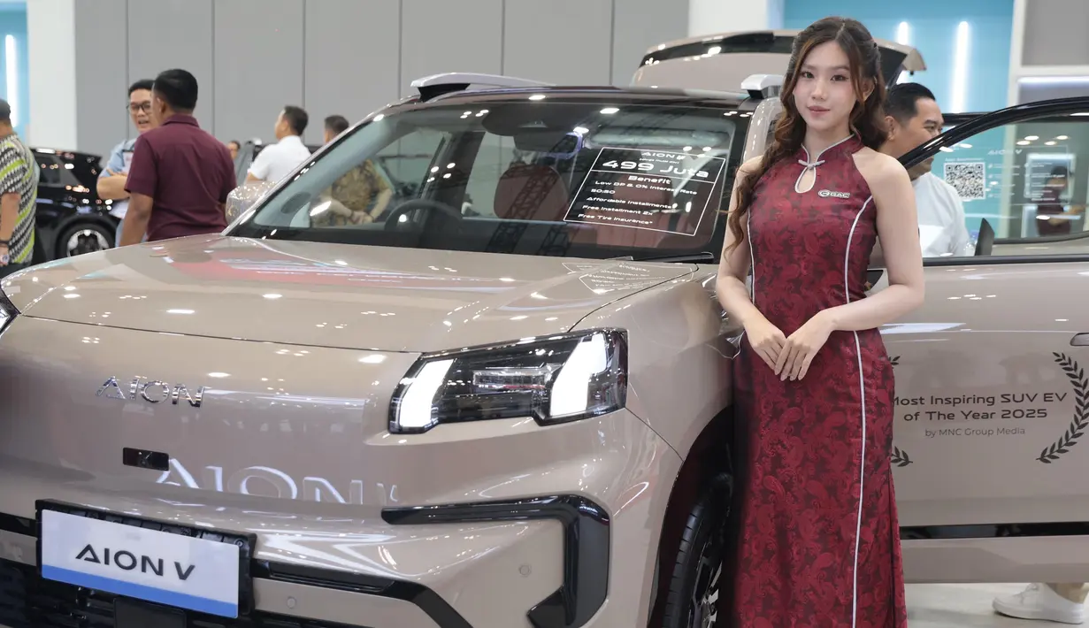 Sales Promotion Girl (SPG) berdiri dekat mobil baru yang dipamerkan dalam pameran otomotif Gaikindo Indonesia International Auto Show (GIIAS) 2026 di Indonesia Convention Exhibition (ICE), Tangerang, Banten, 30 Juli 2026. (KLY/ Budy Santoso)