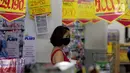 Seorang wanita mencari belanjaan di salah satu pusat perbelanjaan, Jakarta, Senin (1/6/2020). Di masa New Normal penerapan protokol kesehatan serta aturan yang harus dipatuhi oleh Pembeli dan Pengelola. (Liputan6.com/Johan Tallo)