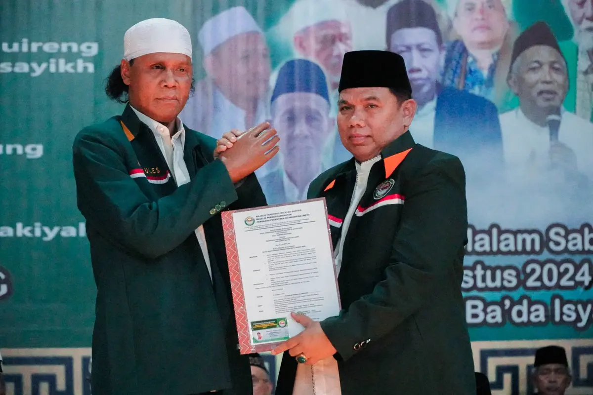 Ketua Umum Gerakan Rakyat Indonesia Bersatu (GRIB) Jaya, Rosario De Marshal, yang lebih dikenal dengan nama Hercules (kiri), resmi diangkat sebagai Panglima Laskar Majelis Permusyawaratan Pengasuh Pesantren Se-Indonesia (MP3I) Banten periode 2024-2029 (Is