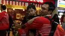 Mohammad Ahsan melepas rindu bersama anak saat tiba di Bandara Soekarno-Hatta, Cengkareng (29/8/2017). Aahsan dan Rian Agung hanya meraih medali perak pada kejuaraan dunia di Glasgow. (Bola.com/Nicklas Hanoatubun)