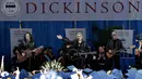 Musisi Jon Bon Jovi bersama bandnya tampil memberikan kejutan pada pesta kelulusan Universitas Fairleigh Dickinson di New Jersey, AS, Selasa (16/5). Jon Bon Jovi menyanyikan lagu Reunion, lagu tentang mengenang masa kebersamaan. (AP Photo/Julio Cortez)