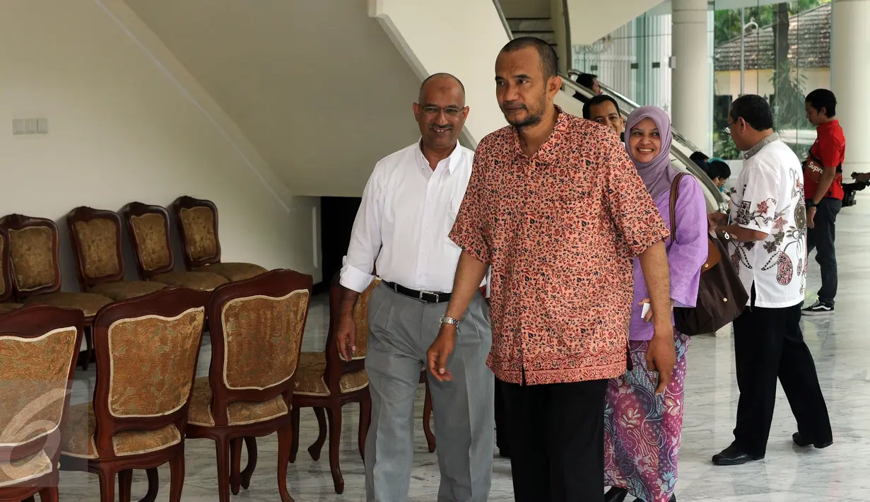 Presidium Mer-C, Sarbini Abdul Murad (tengah) berjalan usai menemui Wakil Presiden Jusuf Kalla di Kantor Wapres, Jakarta, Senin (13/6). Pertemuan membahas kemungkinan membangun Rumah Sakit Islam di Myanmar. (Liputan6.com/Helmi Fithriansyah)