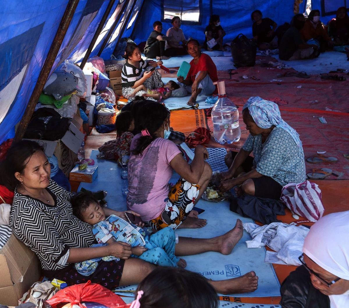 Mereka sementara tinggal di enam tenda darurat yang telah disediakan.

Ada juga posko kesehatan, posko pendataan, posko pengurusan dokumen, serta dapur umum.
Namun belum ada toilet umum dibangun di lokasi.