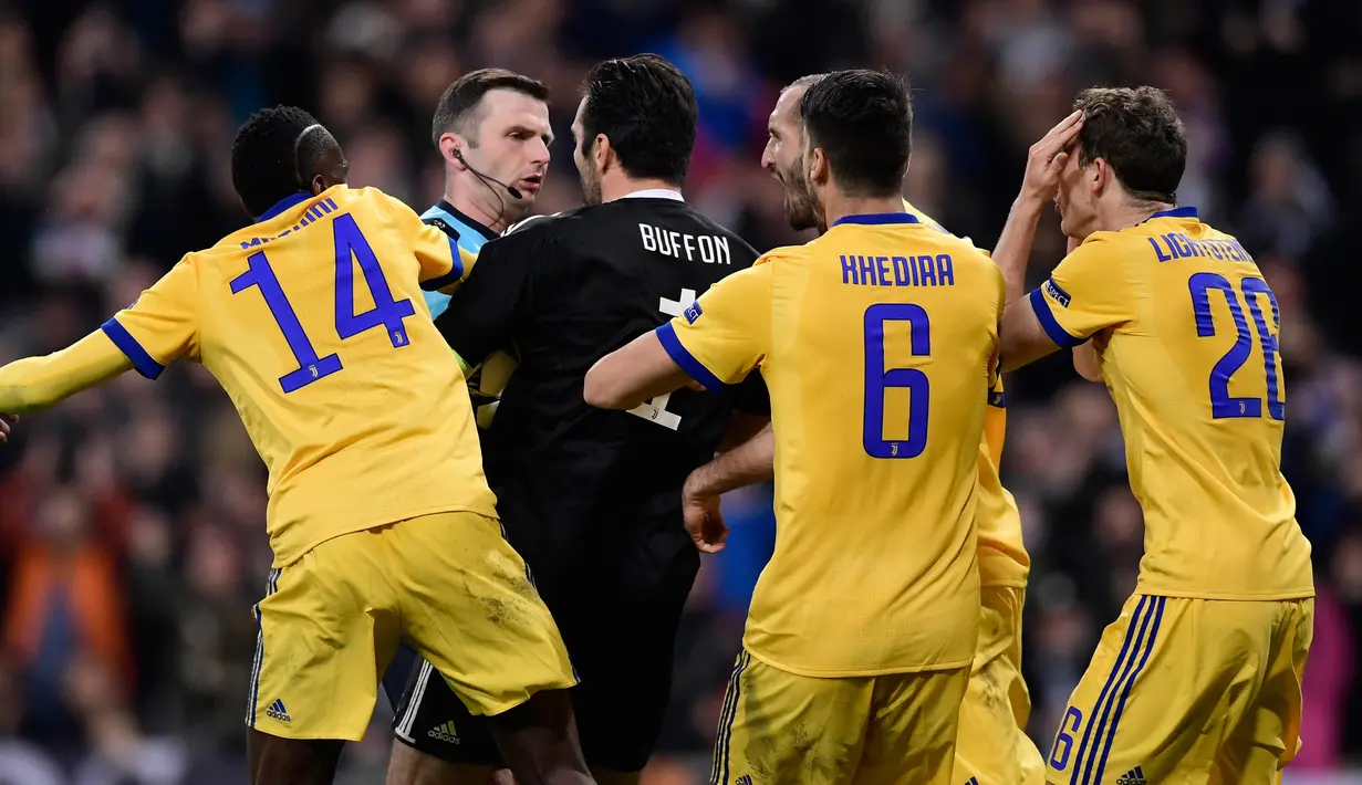 Kiper Juventus, Gianluigi Buffon melakukan protes keras terhadap wasit Michael Oliver dalam laga Liga Champions kontra Real Madrid di Santiago Bernabeu, Rabu (11/4). Buffon dikartu merah atas tindakannya memprotes secara berlebihan. (JAVIER SORIANO/AFP)