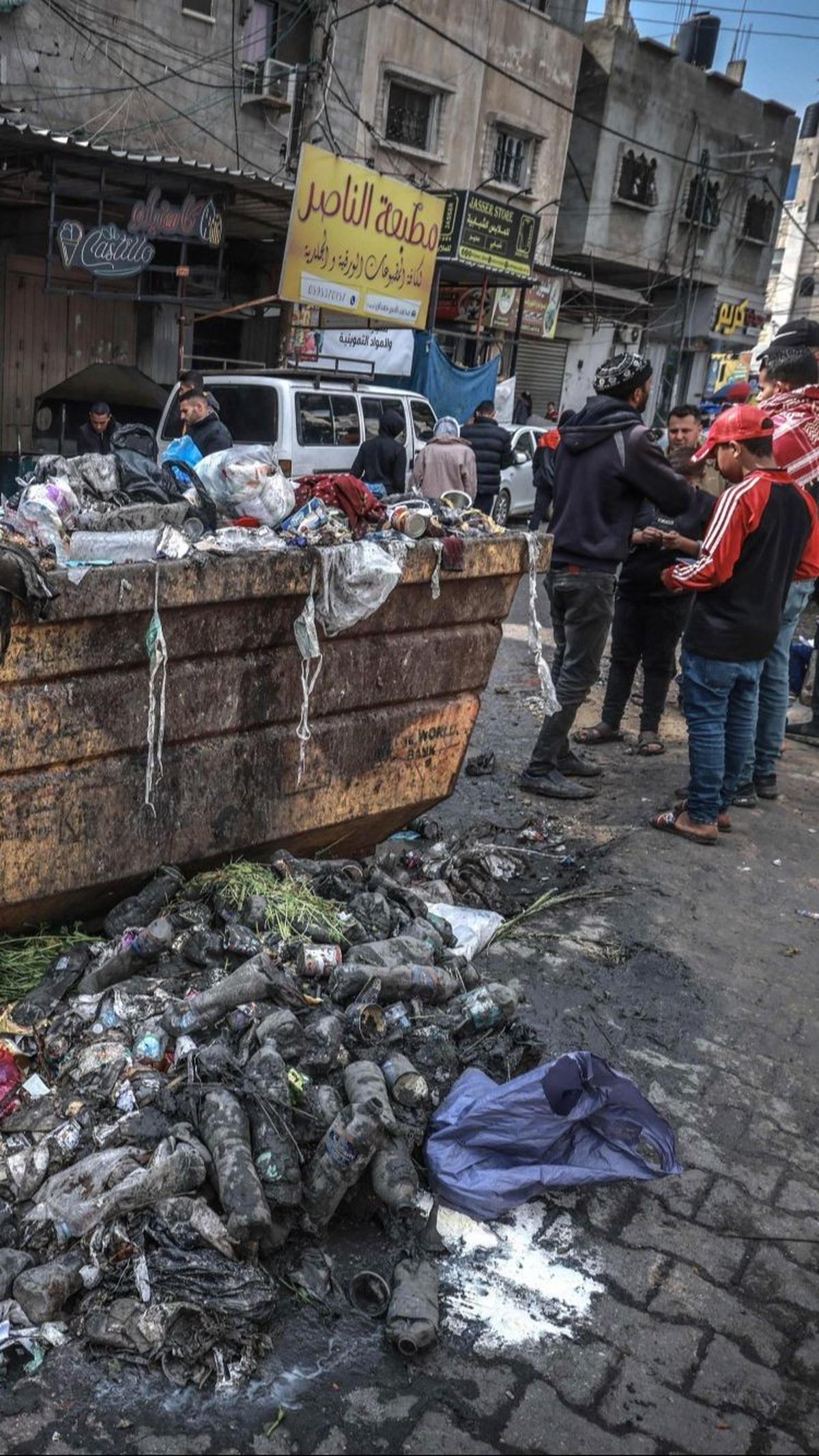 Untuk mengatasi krisis pembuangan limbah ini, salah satu langkah yang dapat dilakukan adalah dengan memulihkan pasokan listrik. Foto: AFP<br>