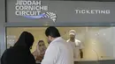 Warga Saudi membeli tiket Formula One (F1), di Jeddah, Arab Saudi, Selasa (30/11/2021). Arab Saudi untuk pertama kalinya dipercaya menjadi tuan rumah balapan F1 2021, yang akan berlangsung 3-5 Desember mendatang. (AP Photo/Amr Nabil)