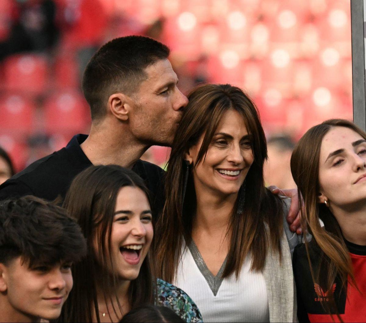 Pelatih Bayer Leverkusen, Xabi Alonso mencium istrinya, Nagore Aranburu saat merayakan gelar juara Bundesliga 2023/2024 di Stadion BayArena, Leverkusen, Jerman, Sabtu (18/5/2024) malam WIB. Xabi Alonso meraih kesuksesan spektakuler dengan mengantarkan Bay