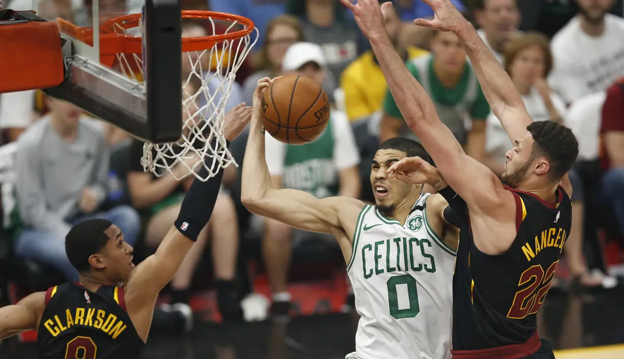 Aksi pemain Boston Celtics, Jayson Tatum (0) melewati dua pemain Cleveland pada gim keenam final wilayah timur NBA basketball di Quicken Loans Arena, (25/5/2018). Cavaliers menang 109-99. (AP/Ron Schwane)