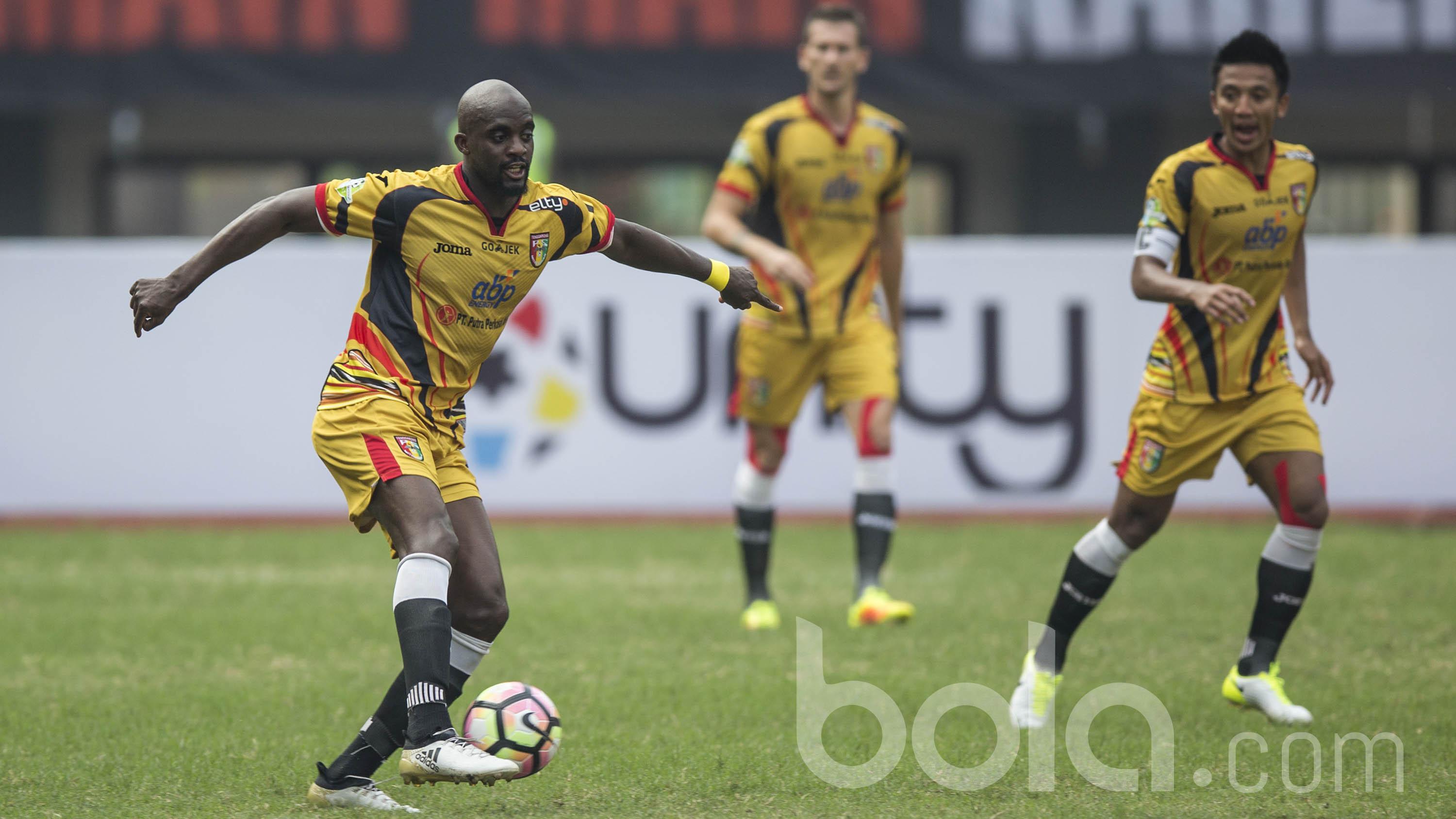 Gelandang Mitra Kukar, Mohamed Sissoko, menggiring bola saat tampil melawan Persija pada laga Liga 1 2017 di Stadion Patriot, Bekasi, Minggu (15/5/2017). Kedua tim bermain imbang 1-1. (Bola.com/Vitalis Yogi Trisna)