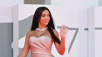 Model dan aktris Argentina-Spanyol Georgina Rodriguez tiba untuk pemutaran film "The Human Voice" pada hari kedua Festival Film Venesia ke-77 di Venice Lido (3/9/2020). Pacar Cristiano Ronaldo ini tampil cantik dengan gaun berwarna pink. (AFP/Alberto Pizzoli)