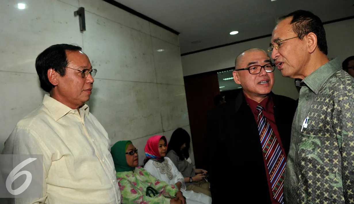 Mantan Menteri Agama, Suryadharma Ali (SDA) berbincang dengan ketua umum PPP, Djan Faridz (kanan) sebelum menjalani sidang pembacaan dakwaan di Pengadilan Tipikor, Jakarta, Senin (31/8/2015). (Liputan6.com/Herman Zakharia)