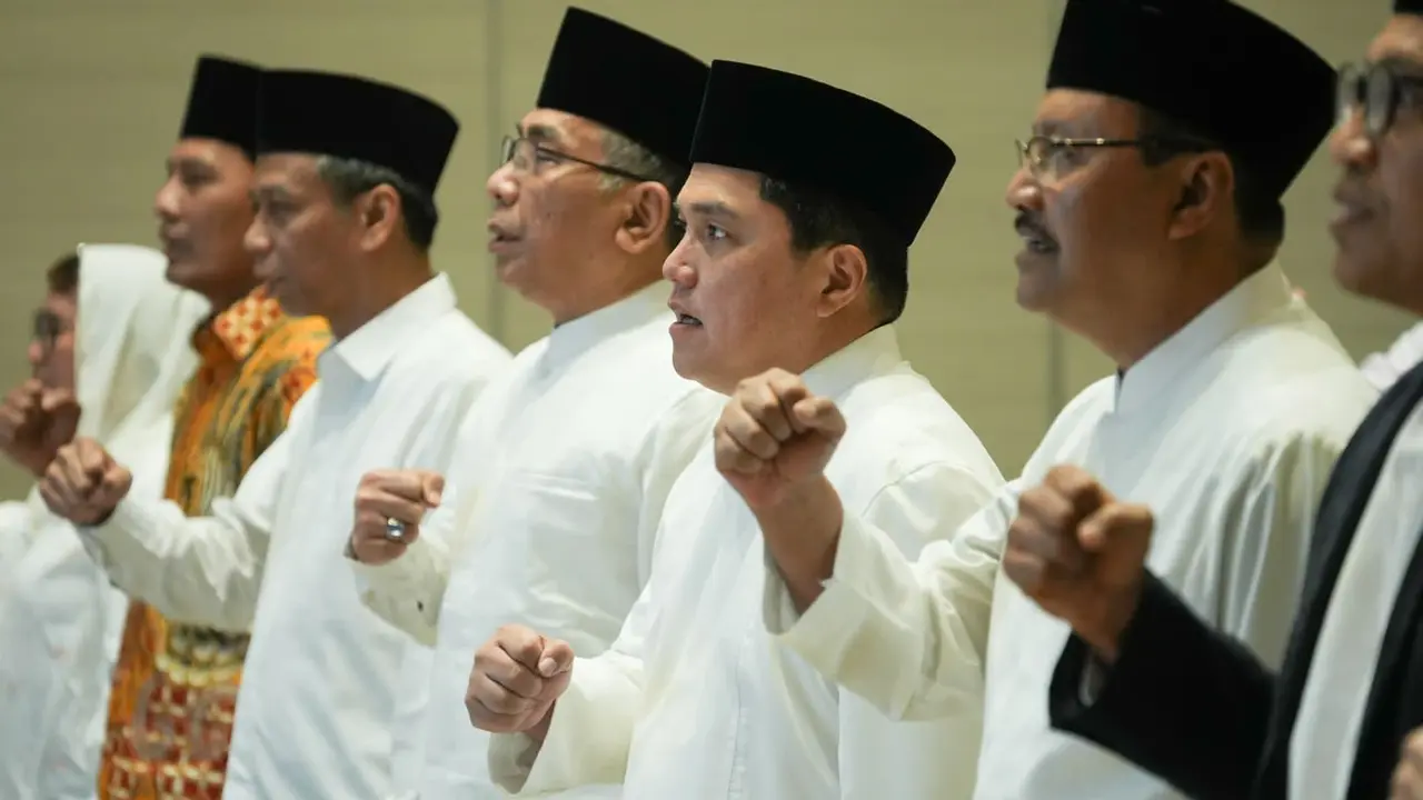 Ketua Umum NU Yahya Cholil Staquf mengangkat Menteri Badan Usaha Milik Negara (BUMN), Erick Thohir menjadi Ketua Lembaga Kajian dan Pengembangan Sumber Daya Manusia (Lakpesdam) Nahdlatul Ulama (NU). (Dok BUMN)