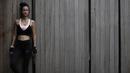 Model dan penyanyi, Rebecca Reijman, berpose usai latihan Muay Thai di rumahnya di Depok, Jawa Barat, Minggu (23/12). Beladiri Muay Thai dipilihnya untuk menjaga kebugaran dan sebagai pertahanan diri. (Bola.com/Vitalis Yogi Trisna)