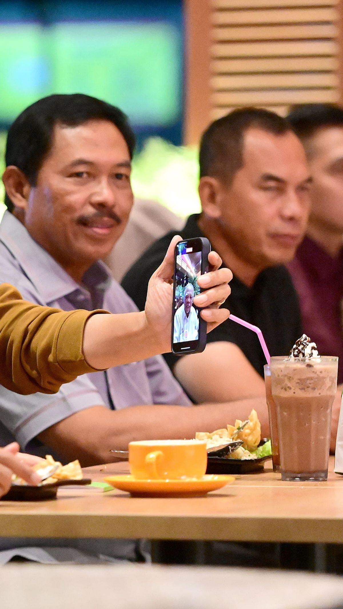 "Dengan Gubernur dan Pangdam," ungkap Jokowi. <br>"Assalamualaikum," balas keduanya.