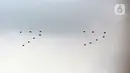 Pesawat tempur F-16 TNI AU terbang melintas di atas Istana Merdeka saat upacara peringatan detik-detik proklamasi di Jakarta, Rabu (17/8/2022). Aksi pesawat tempur TNI AU tersebut untuk memperingati Hari Ulang Tahun ke-77 Republik Indonesia. (Liputan6.com/Faizal Fanani)