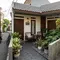 10 Desain Teras Minimalis Plus Taman Mini untuk Rumah Kecil Tanpa Menghabiskan Area Jalan