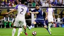 Penyerang Argentina, Lionel Messi (10) mengontrol bola dihalangi oleh bek Amerika Serikat  DeAndre Yedlin (2) pada pertandingan semifinal Copa America Centenario 2016 di Stadion NRG, (21/6). Argentina menang 4-0 atas AS. (Kevin Jairaj-USA TODAY Sports)