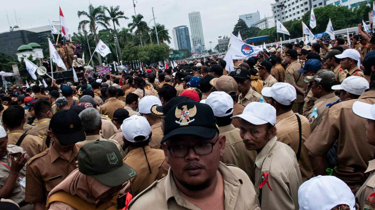 Akademisi Universitas Paramadina&nbsp;itu menambahkan, keberpihakan perangkat desa terhadap pasangan calon tertentu juga akan berdampak buruk bagi demokrasi.<br>
