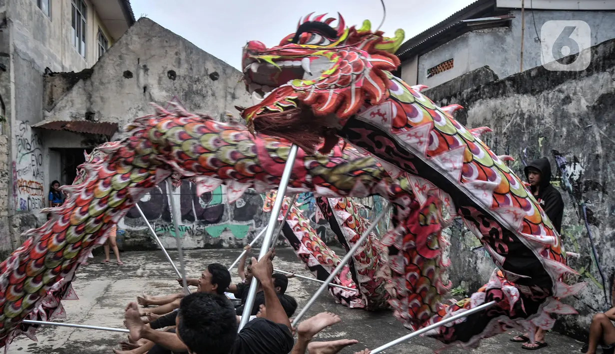 Anggota klub kesenian Naga Merah Putih saat latihan memainkan Liong di kawasan Babakan Pasar, Bogor, Jawa Barat, Senin (17/1/2022). Latihan dilakukan untuk meningkatkan kekompakan dan kemahiran sebelum tampil dalam pementasan. (merdeka.com/Iqbal S. Nugroho)
