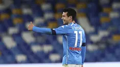 Penyerang Napoli, Hirving Lozano berselebrasi usai mencetak gol ke gawang Spezia pada pertandingan perempat final Coppa Italia di stadion Maradona di Naples, Italia, Jumat (29/1/2021). Lozano mencetak dua gol dan mengantar Napoli menang telak atas Spezia 4-2. (Alessandro Garofalo/LaPresse via AP)