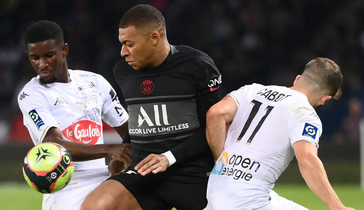 Penyerang Paris Saint-Germain (PSG) Kylian Mbappe (tengah) berebut bola dengan gelandang Angers Jimmy Cabot pada pekan ke-10 Ligue 1 Prancis 2021/2022 di Parc des Princes, Sabtu (16/10/2021) dini hari WIB. PSG memastikan kemenangan 2-1 lewat gol penalti Kylian Mbappe. (FRANCK FIFE / AFP)