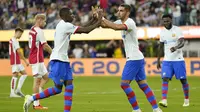 Pemain Barcelona, Ferran Torres, melakukan selebrasi setelah mencetak gol ke gawang Arsenal dalam laga pramusim di Stadion SoFi, Inglewood, California, Kamis (27/7/2023). Arsenal menang dengan skor 5-3 atas Barcelona. (AP Photo/Ashley Landis)