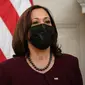 Wakil Presiden AS Kamala Harris saat berada di Ruang Makan Negara, Gedung Putih di Washington, DC, pada 21 Januari 2021. Kamala Harris juga menjadi warga keturunan Asia dan Jamaika pertama yang menduduki posisi Wakil Presiden di Amerika Serikat. (MANDEL NGAN / AFP)