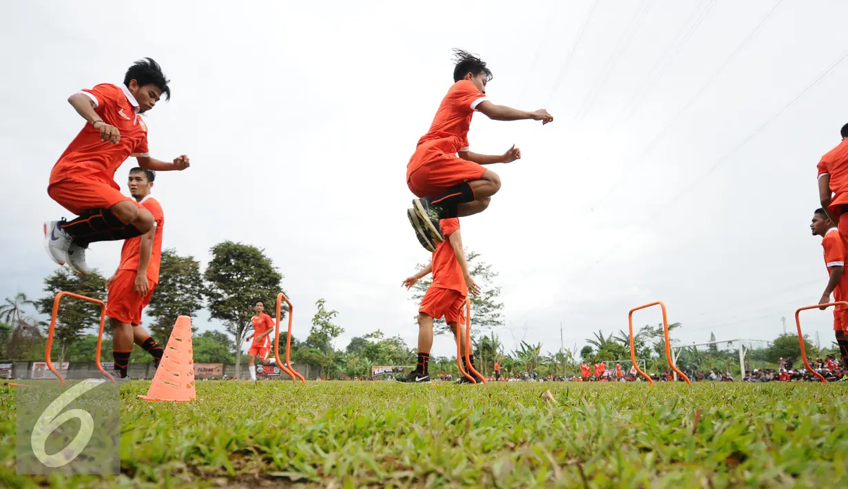 Pemain Persija melakukan lompatan saat latihan di National Youth Training Centre, Sawangan, Depok, Selasa (24/1). Latihan ini bagian persiapan mengarungi kompetisi musim 2017. (Liputan6.com/Helmi Fithriansyah)  