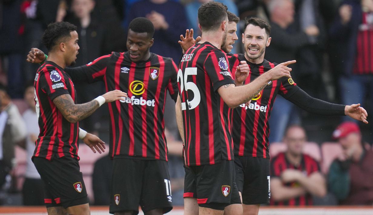 Selebrasi para pemain Bournemouth merayakan gol pertama ke gawang Manchester United yang dicetak Dominic Solanke pada laga pekan ke-33 Premier League 2023/2024 di Vitality Stadium, Bournemouth, Sabtu (13/4/2024). (AP Photo/Kirsty Wigglesworth)