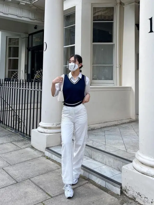 2. Kemeja, vest rajut, dan celana jeans