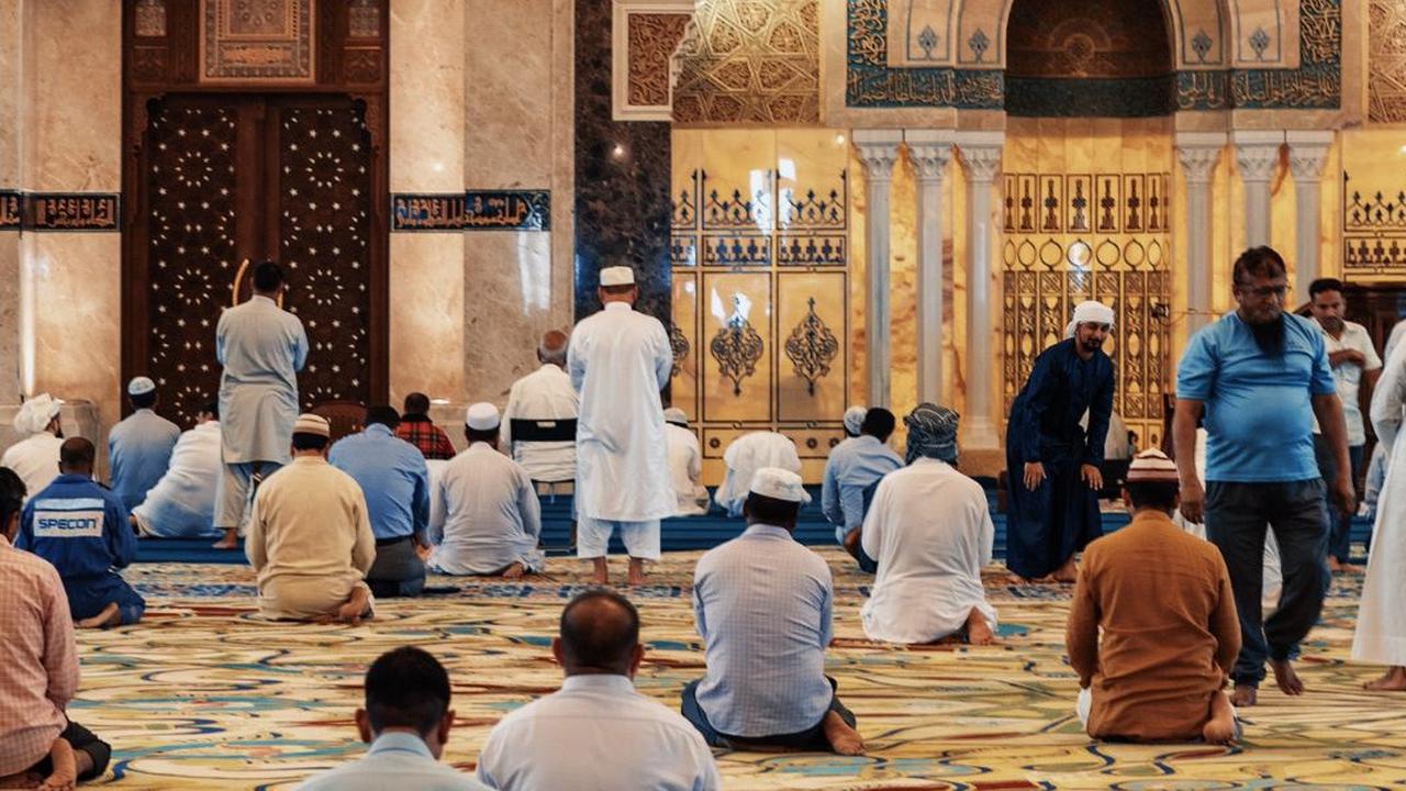 Bacaan Niat Sholat Jumat Imam dan Makmum, Lengkap dengan Tata Caranya