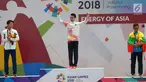 Atlet wushu putra China, Chen Zhouli (tengah) menunjukkan medali emas Asian Games 2018 di JIExpo, Kemayoran, Jakarta, Rabu (22/8). Chen Zhouli berhasil merebut medali emas pada nomor Taijiquan dan Taijijian. (Merdeka.com/Imam Buhori)